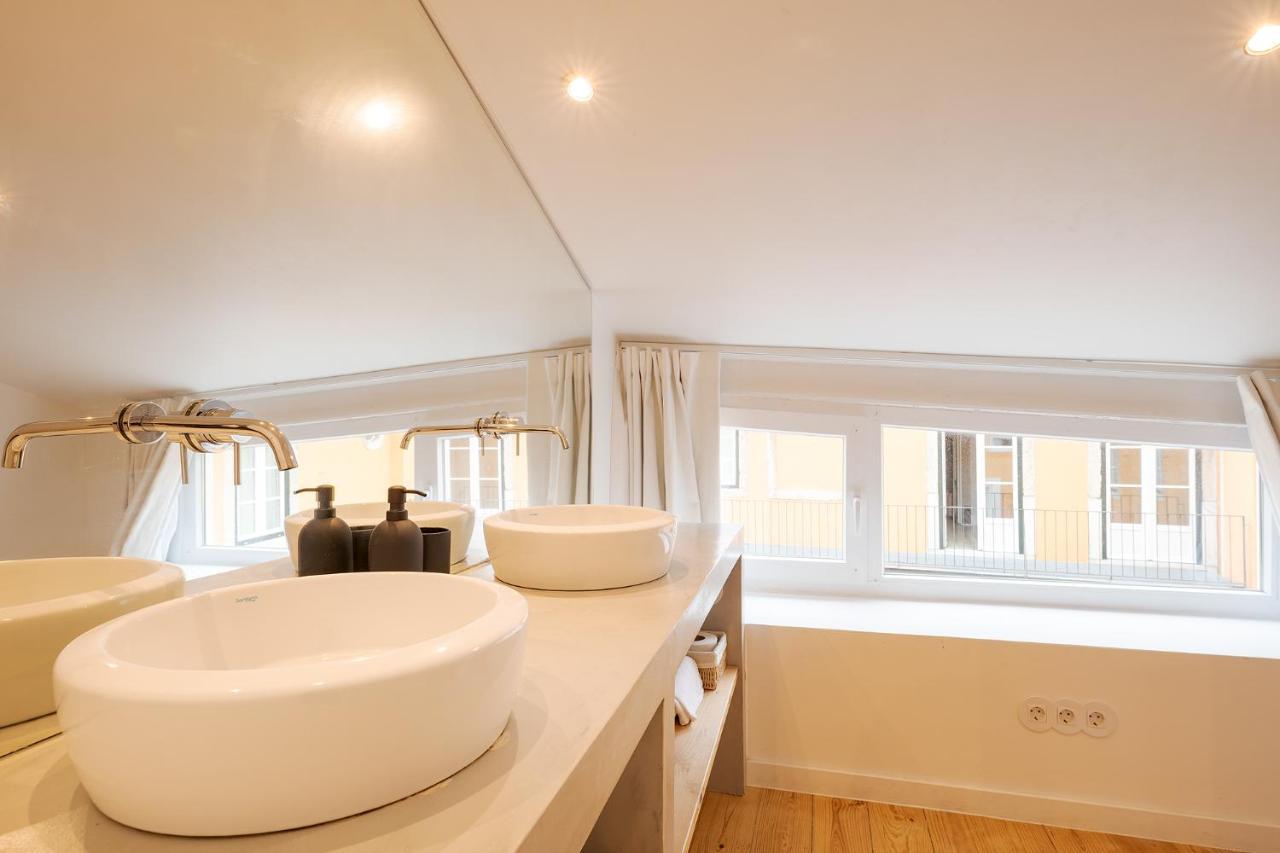 The Yellow House Spacious Duplex In Prazeres District 리스본 외부 사진
