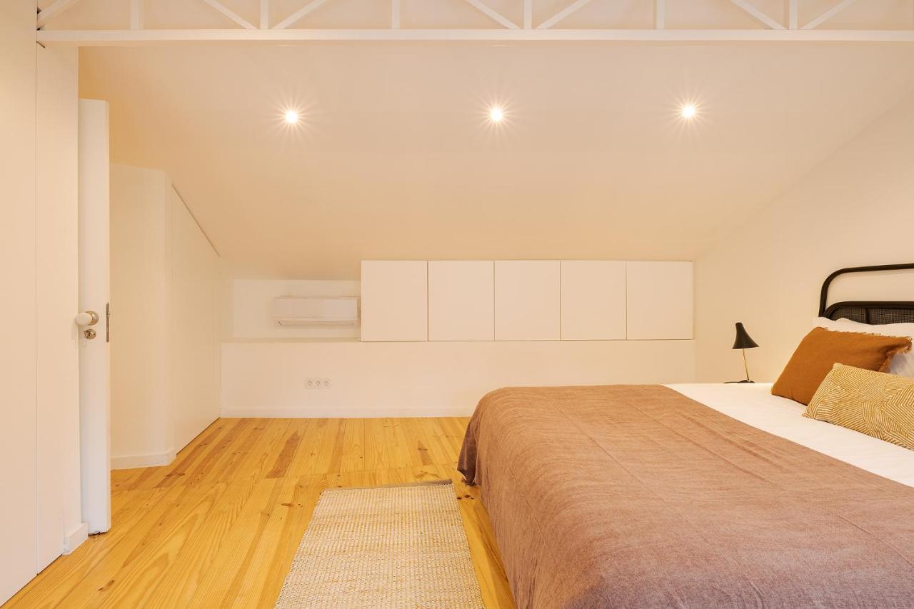 The Yellow House Spacious Duplex In Prazeres District 리스본 외부 사진